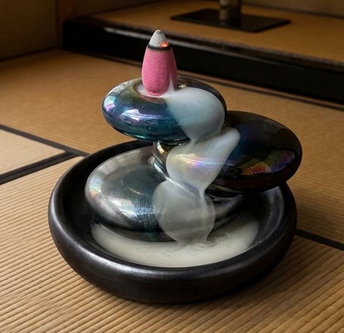 incensario cascata pedras